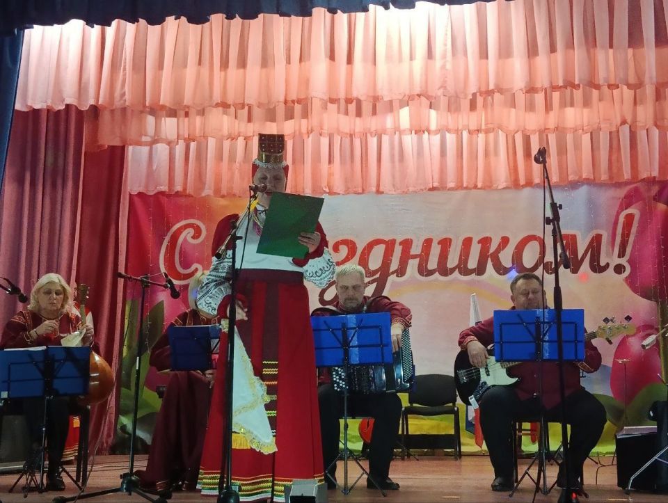 В честь Дня народного единства, отмечаемого ежегодно 4 ноября, Дня - символизирующего единство и сотрудничество, в Белолуцком Доме культуры прошел праздничный концерт под названием "В единстве наша сила!" В честь Дня народного единства, отмечаемого ежегодно 4 ноября, Дня - символизирующего единство и сотрудничество, в Белолуцком Доме культуры прошел праздничный концерт под названием "В единстве наша сила!"