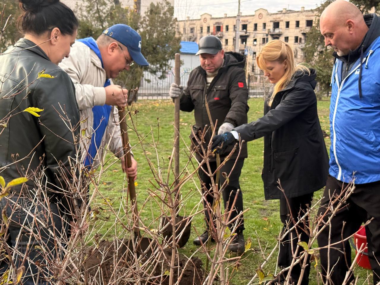 Дарья Лантратова: Вместе с активистками «Женского движения Единой России», ребятами из МГЕР высадили деревья в Северодонецке Дарья Лантратова: Вместе с активистками «Женского движения Единой России», ребятами из МГЕР высадили деревья в Северодонецке