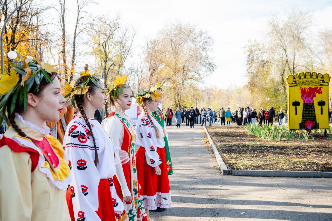 В День народного единства в луганском парке им. М. Горького прошли масштабные культурные мероприятия В День народного единства в луганском парке им. М. Горького прошли масштабные культурные мероприятия