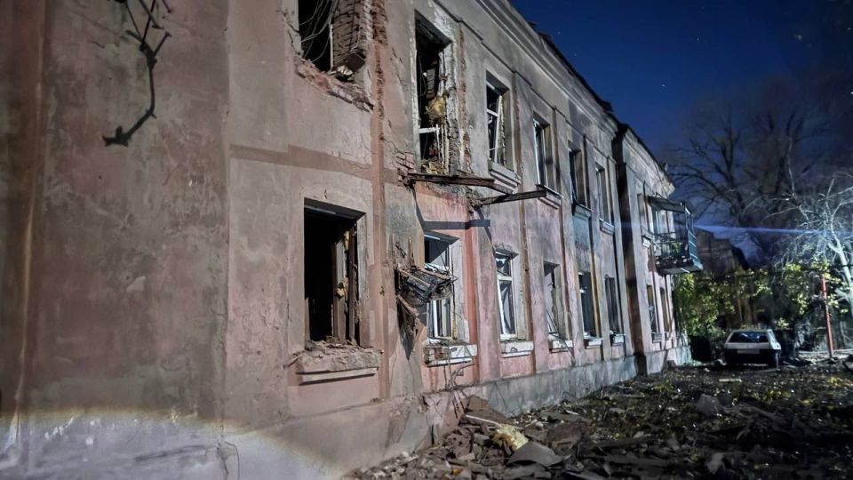 ВСУ ночью нанесли удар беспилотником по многоквартирному жилому дому в Свердловске ВСУ ночью нанесли удар беспилотником по многоквартирному жилому дому в Свердловске