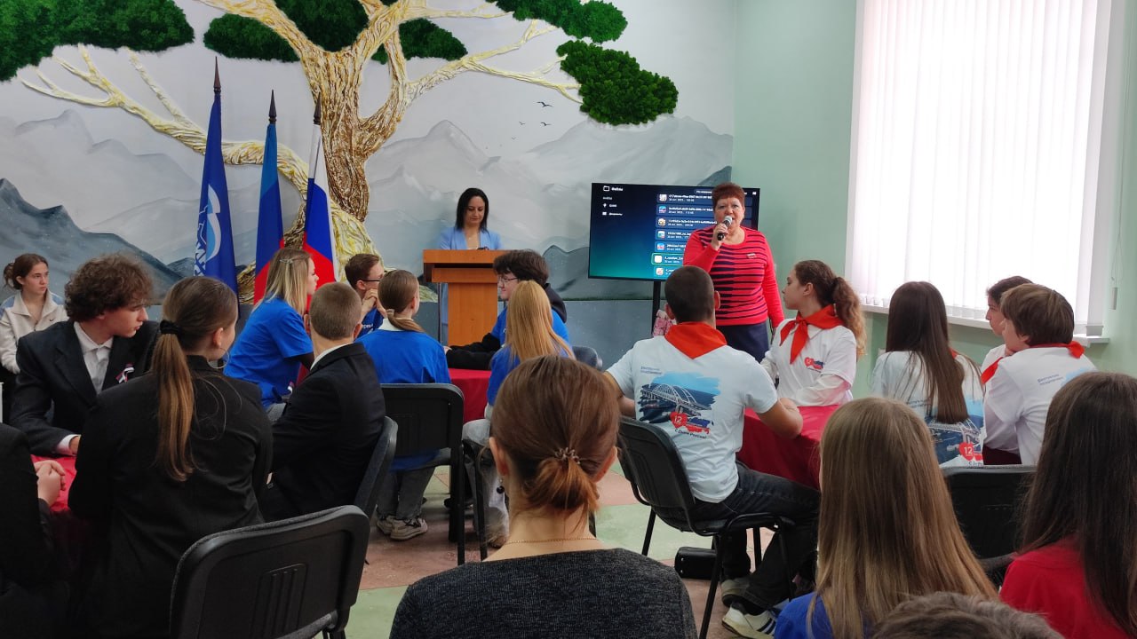 Жители ЛНР отметили День народного единства флешмобами и праздничными акциями Жители ЛНР отметили День народного единства флешмобами и праздничными акциями