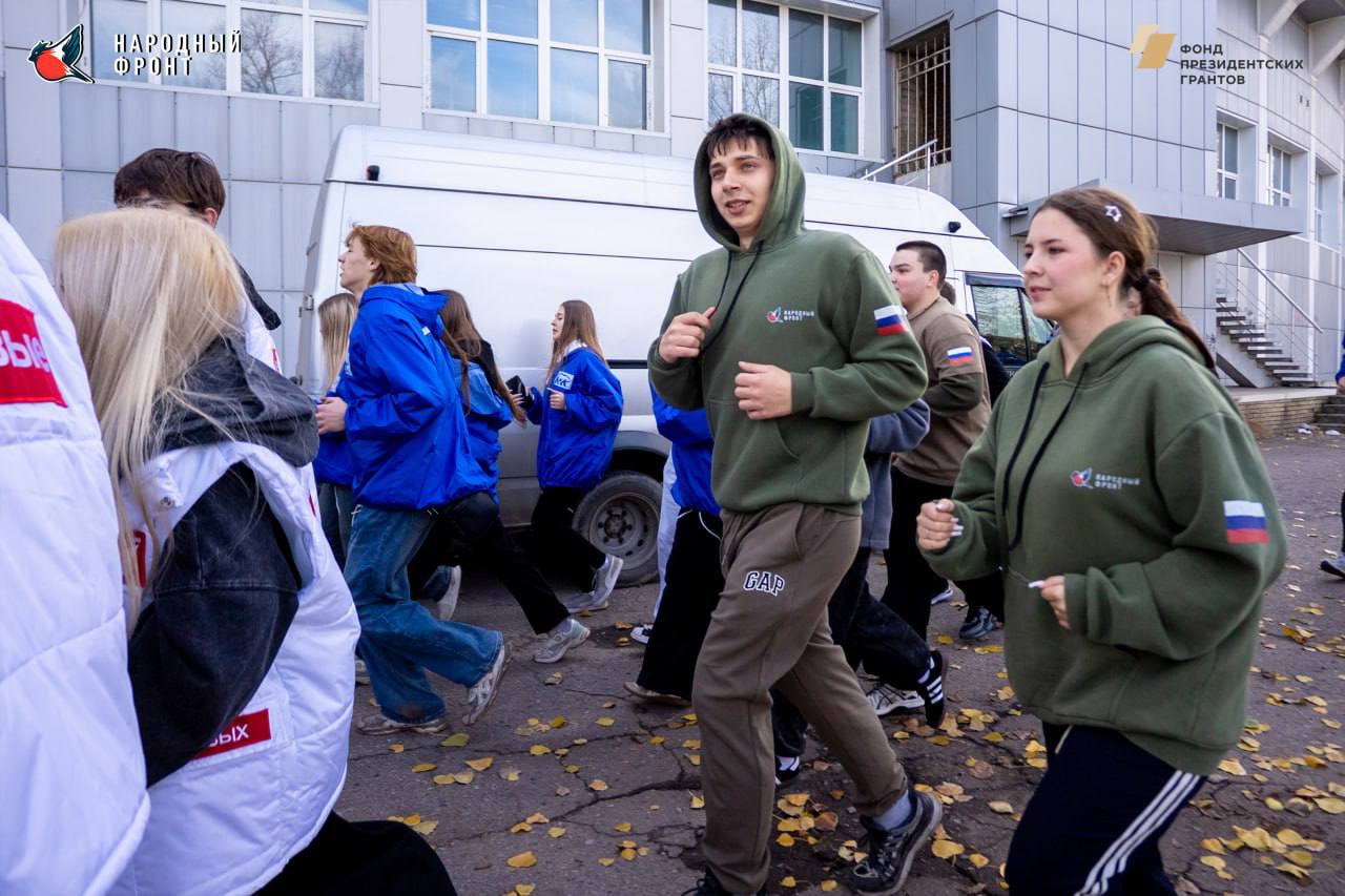 Со спортом дружим. В День народного единства молодёжка НФ присоединилась к традиционной "Русской пробежке" организованной Молодой Гвардией Единой России ЛНР Со спортом дружим. В День народного единства молодёжка НФ присоединилась к традиционной "Русской пробежке" организованной Молодой Гвардией Единой России ЛНР