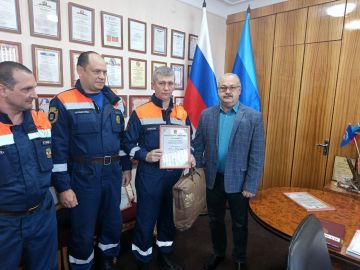 Сергей Саенко: В День народного единства встретился с нашими помощниками, представителями спасательно поисковой службы по Ростовской области — истинными патриотами, которые не остались в стороне от сложной ситуации в  округе