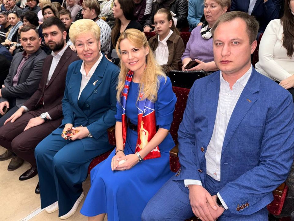 Дарья Лантратова: День народного единства встречаем в Луганском драмтеатре имени Павла Луспекаева Дарья Лантратова: День народного единства встречаем в Луганском драмтеатре имени Павла Луспекаева