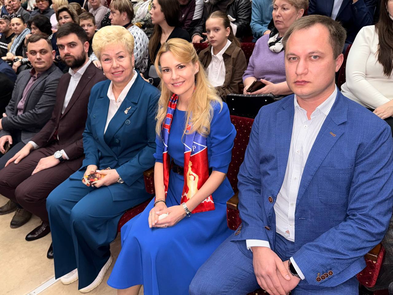 Дарья Лантратова: День народного единства встречаем в Луганском драмтеатре имени Павла Луспекаева Дарья Лантратова: День народного единства встречаем в Луганском драмтеатре имени Павла Луспекаева