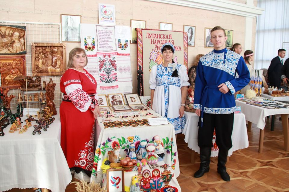 #МыВместе. Яркие национальные костюмы, аппетитные ароматы традиционных блюд, изысканное разнообразие изделий народных промыслов, зажигательные танцы и проникновенные песни, и множество встреч, рукопожатий, объятий и улыбок –... #МыВместе. Яркие национальные костюмы, аппетитные ароматы традиционных блюд, изысканное разнообразие изделий народных промыслов, зажигательные танцы и проникновенные песни, и множество встреч, рукопожатий, объятий и улыбок –...