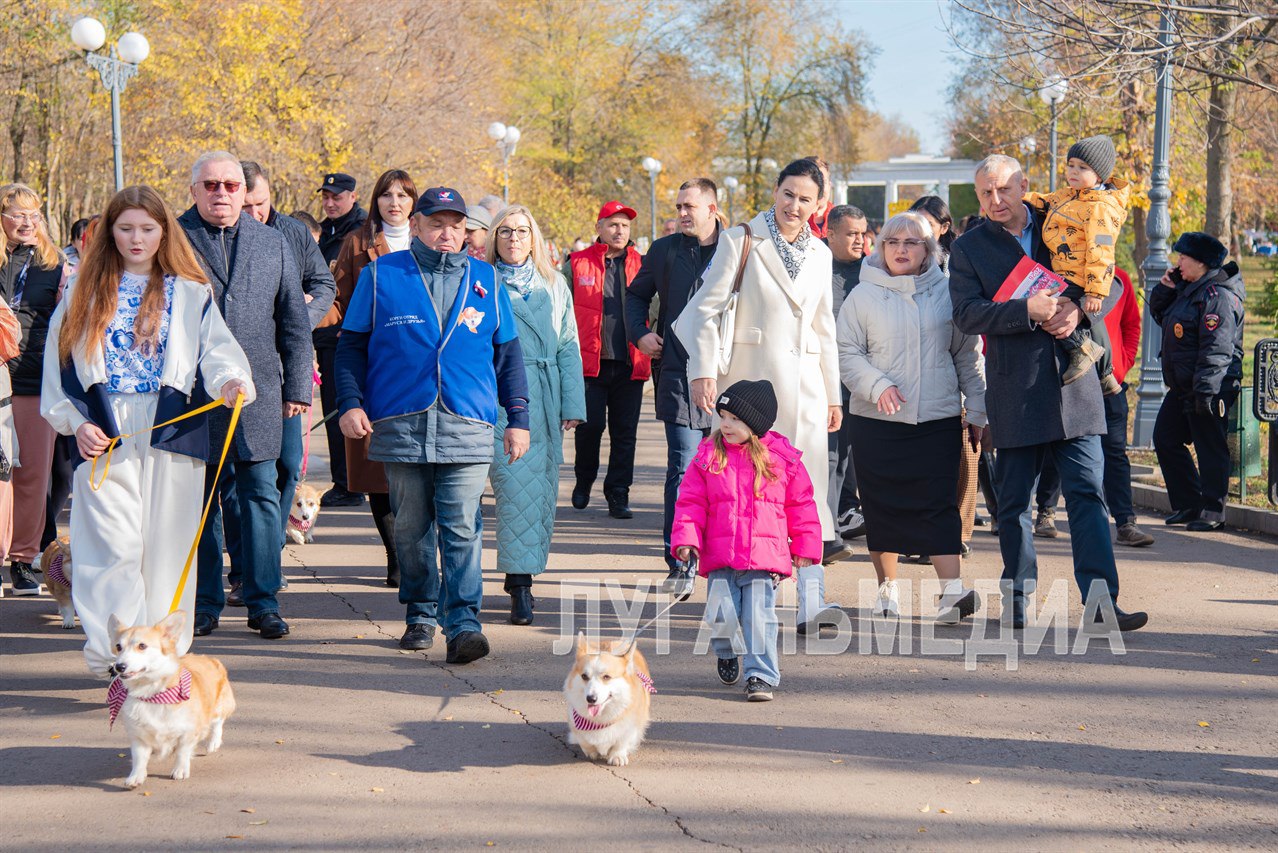 В луганском парке Горького прошли гуляния ко Дню народного единства В луганском парке Горького прошли гуляния ко Дню народного единства