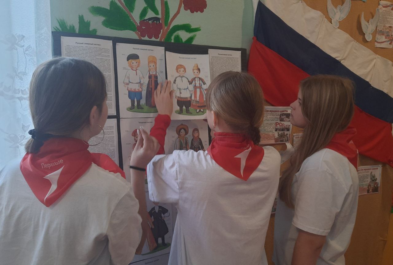 В преддверии Дня народного единства Первые ГБОУ ЛНР "Рубежанская ОШ № 3", совместно с представителями волонтерского отряда школы "ZOV-сердца", при содействии педагога-организатора и советника директора по воспитанию приняли... В преддверии Дня народного единства Первые ГБОУ ЛНР "Рубежанская ОШ № 3", совместно с представителями волонтерского отряда школы "ZOV-сердца", при содействии педагога-организатора и советника директора по воспитанию приняли...