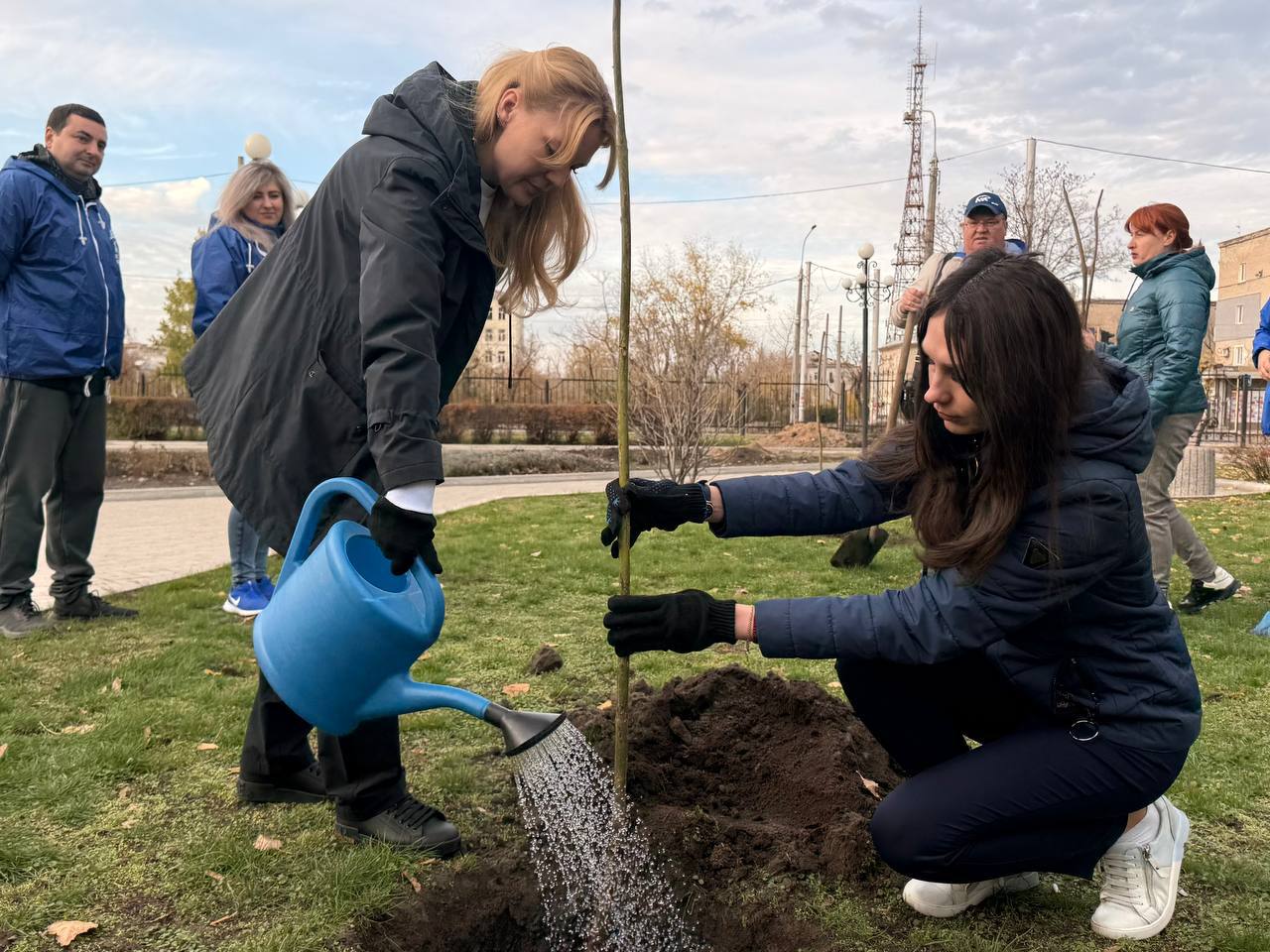 Дарья Лантратова: Вместе с активистками «Женского движения Единой России», ребятами из МГЕР высадили деревья в Северодонецке Дарья Лантратова: Вместе с активистками «Женского движения Единой России», ребятами из МГЕР высадили деревья в Северодонецке