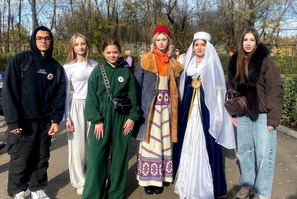 Молодежь Перевальска приняла участие в республиканских гуляниях, посвященных Дню народного единства Молодежь Перевальска приняла участие в республиканских гуляниях, посвященных Дню народного единства