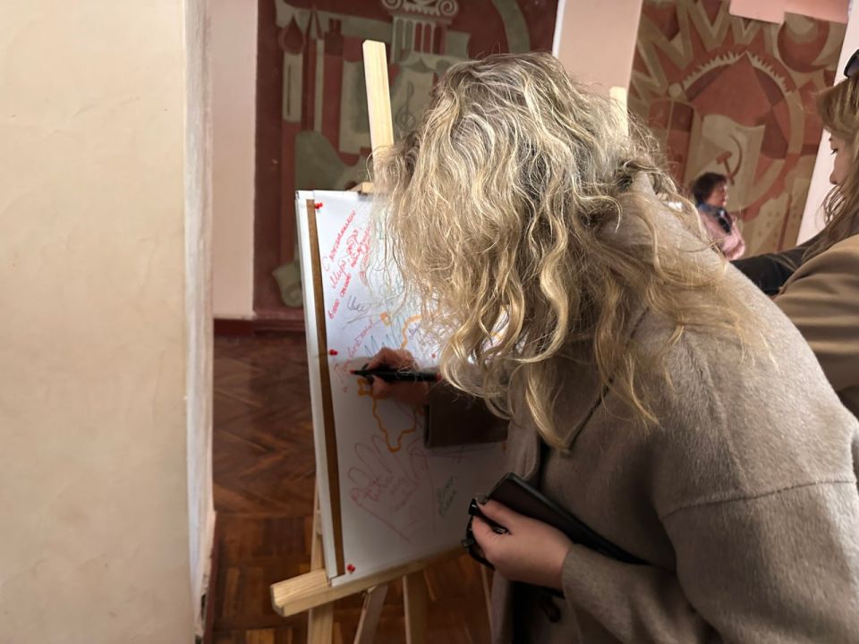 4 ноября в Краснодоне состоялась праздничная акция, организованная отделом спорта и молодёжи Администрации и посвящённая Дню народного единства! 4 ноября в Краснодоне состоялась праздничная акция, организованная отделом спорта и молодёжи Администрации и посвящённая Дню народного единства!