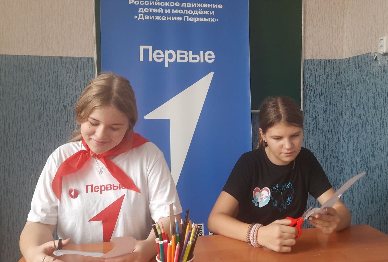 В преддверии Дня народного единства Первые ГБОУ ЛНР "Рубежанская ОШ № 3", совместно с представителями волонтерского отряда школы "ZOV-сердца", при содействии педагога-организатора и советника директора по воспитанию приняли... В преддверии Дня народного единства Первые ГБОУ ЛНР "Рубежанская ОШ № 3", совместно с представителями волонтерского отряда школы "ZOV-сердца", при содействии педагога-организатора и советника директора по воспитанию приняли...