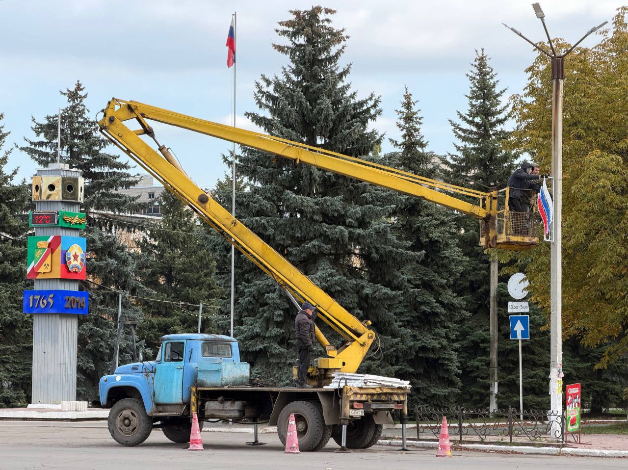 Сергей Колягин: Одно из предложений в Народную программу Всероссийской политической партии «ЕДИНАЯ РОССИЯ» от живущих в центре города Первомайцев – замена пришедших в негодность и аварийных опор наружного освещения по улице... Сергей Колягин: Одно из предложений в Народную программу Всероссийской политической партии «ЕДИНАЯ РОССИЯ» от живущих в центре города Первомайцев – замена пришедших в негодность и аварийных опор наружного освещения по улице...