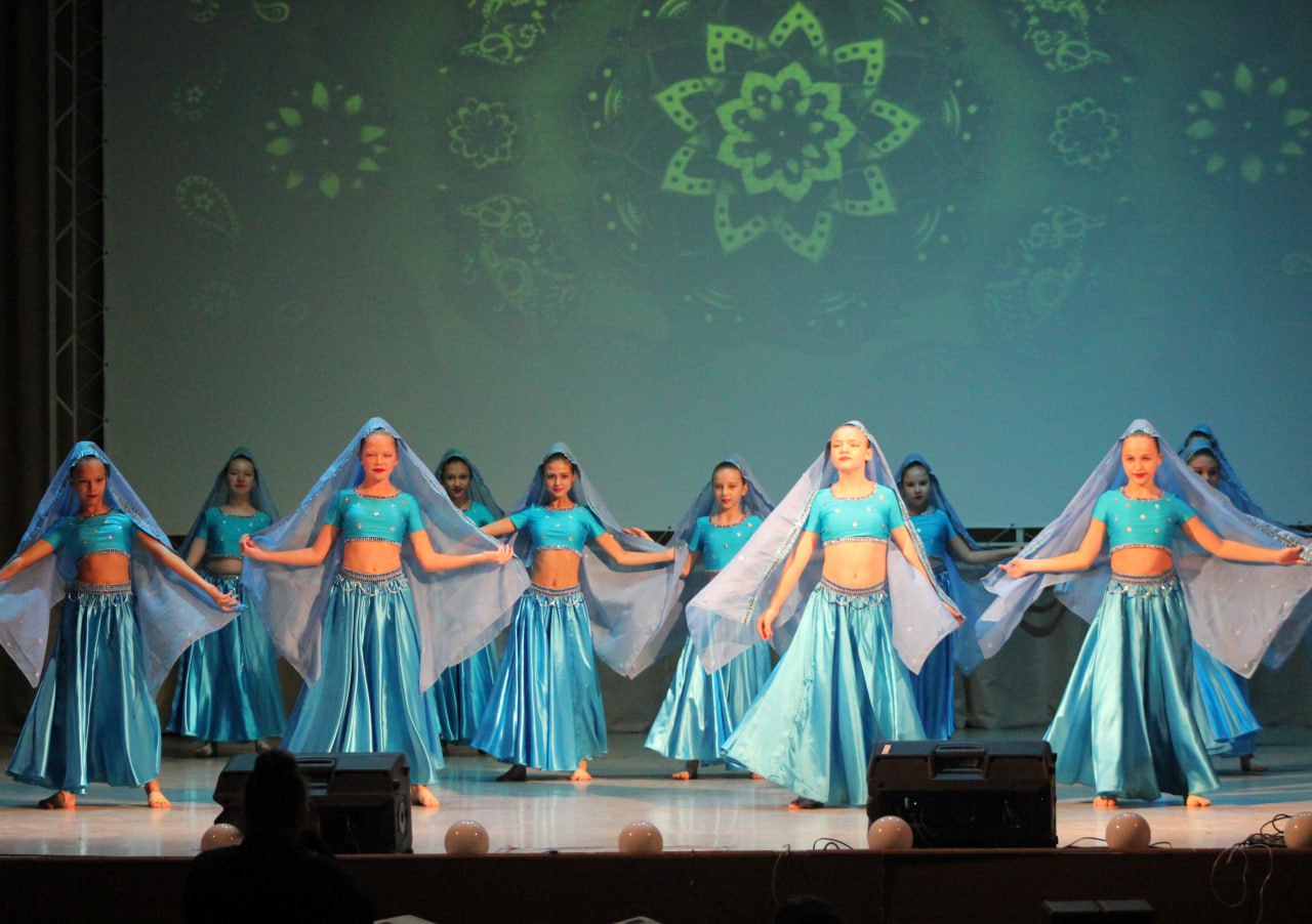 В Краснодонском городском Дворце культуры имени «Молодой гвардии» состоялся замечательный концерт, посвященный Дню народного единства, который собрал множество зрителей и стал настоящим праздником для всех В Краснодонском городском Дворце культуры имени «Молодой гвардии» состоялся замечательный концерт, посвященный Дню народного единства, который собрал множество зрителей и стал настоящим праздником для всех