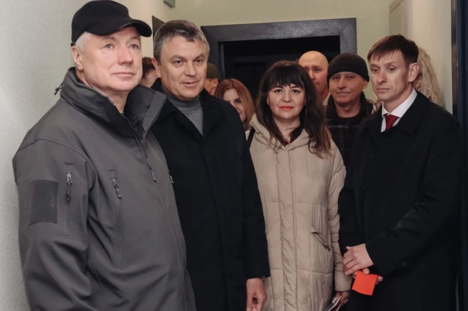 Марат Хуснуллин: «В Луганске вручили ключи от квартир жителям нового ЖК "Авиатор"» Марат Хуснуллин: «В Луганске вручили ключи от квартир жителям нового ЖК "Авиатор"»
