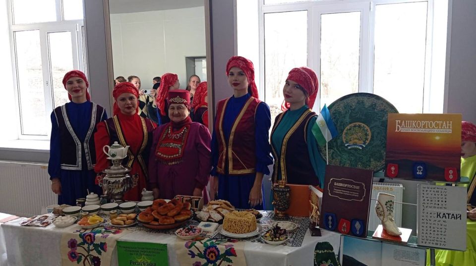 При поддержке партии «Единая Россия» во Дворце культуры имени Ленина прошел праздничный концерт и фестиваль национальных культур ко Дню народного единства При поддержке партии «Единая Россия» во Дворце культуры имени Ленина прошел праздничный концерт и фестиваль национальных культур ко Дню народного единства