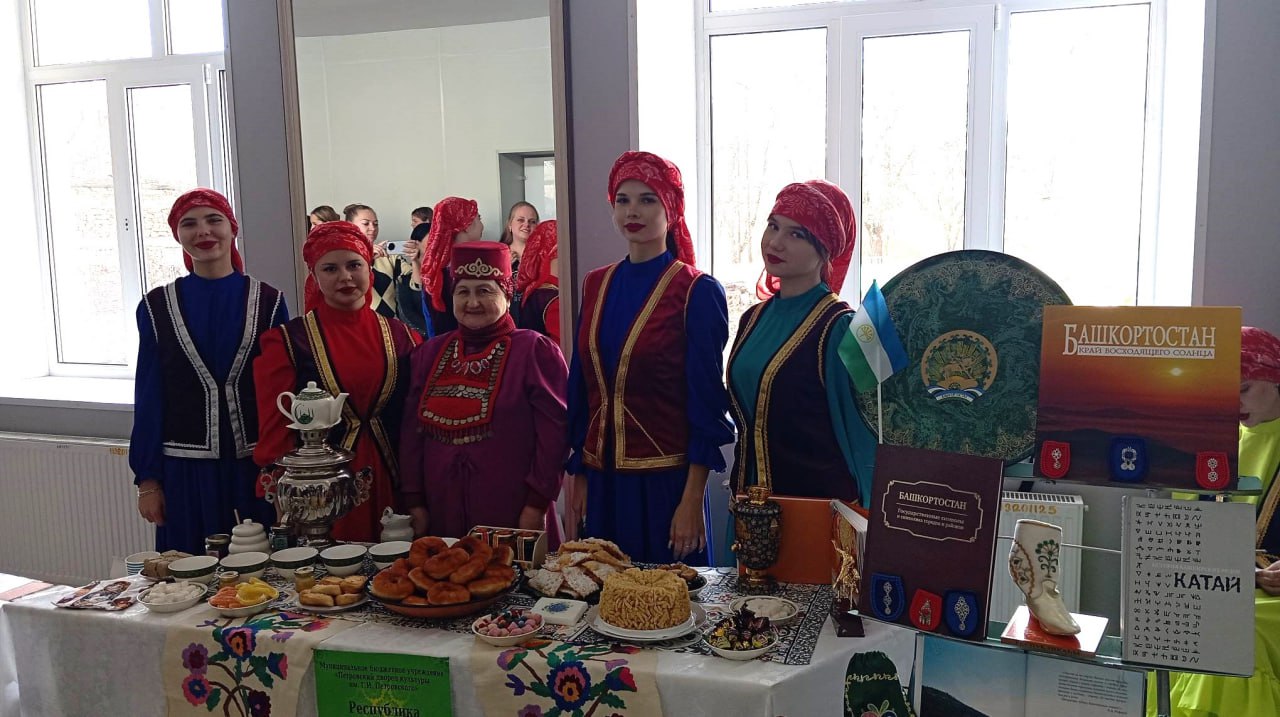 При поддержке партии «Единая Россия» во Дворце культуры имени Ленина прошел праздничный концерт и фестиваль национальных культур ко Дню народного единства При поддержке партии «Единая Россия» во Дворце культуры имени Ленина прошел праздничный концерт и фестиваль национальных культур ко Дню народного единства