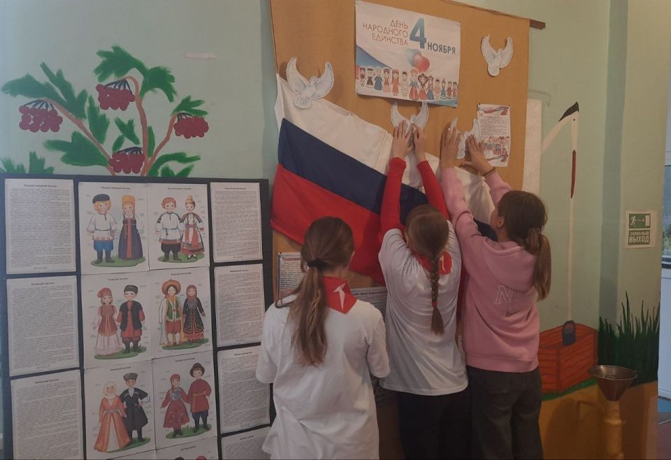 В преддверии Дня народного единства Первые ГБОУ ЛНР "Рубежанская ОШ № 3", совместно с представителями волонтерского отряда школы "ZOV-сердца", при содействии педагога-организатора и советника директора по воспитанию приняли... В преддверии Дня народного единства Первые ГБОУ ЛНР "Рубежанская ОШ № 3", совместно с представителями волонтерского отряда школы "ZOV-сердца", при содействии педагога-организатора и советника директора по воспитанию приняли...