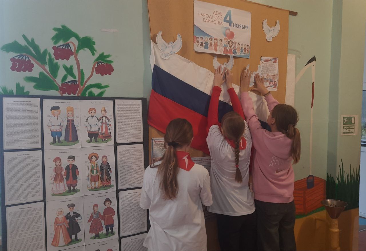 В преддверии Дня народного единства Первые ГБОУ ЛНР "Рубежанская ОШ № 3", совместно с представителями волонтерского отряда школы "ZOV-сердца", при содействии педагога-организатора и советника директора по воспитанию приняли... В преддверии Дня народного единства Первые ГБОУ ЛНР "Рубежанская ОШ № 3", совместно с представителями волонтерского отряда школы "ZOV-сердца", при содействии педагога-организатора и советника директора по воспитанию приняли...