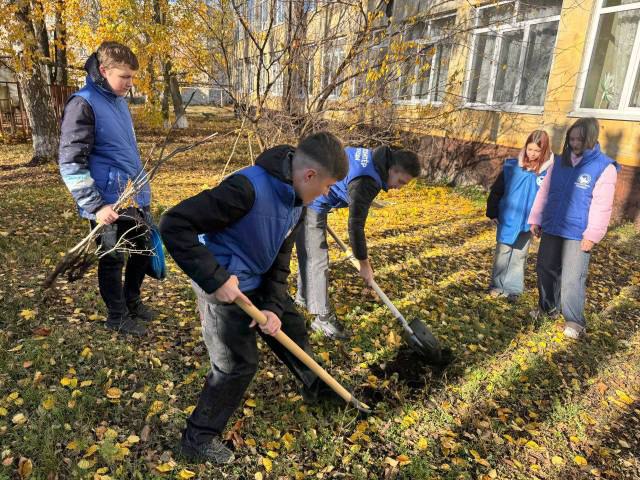 Волонтёры Победы высадили деревья в память о героях Волонтёры Победы высадили деревья в память о героях