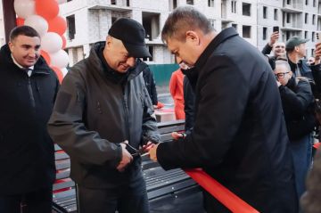 Марат Хуснуллин: «В Луганске вручили ключи от квартир жителям нового ЖК "Авиатор"»