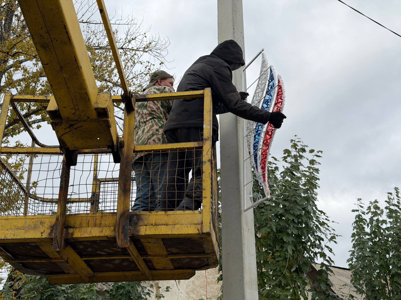 Сергей Колягин: Одно из предложений в Народную программу Всероссийской политической партии «ЕДИНАЯ РОССИЯ» от живущих в центре города Первомайцев – замена пришедших в негодность и аварийных опор наружного освещения по улице... Сергей Колягин: Одно из предложений в Народную программу Всероссийской политической партии «ЕДИНАЯ РОССИЯ» от живущих в центре города Первомайцев – замена пришедших в негодность и аварийных опор наружного освещения по улице...