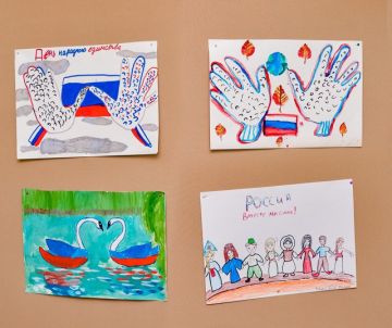 К государственному празднику Дню народного единства, который отмечается 4 ноября, обучающиеся отдела изобразительного искусства МБУ ДО РДШИ приняли участие в школьной акции «Словно радуги цвета – мы едины навсегда!»