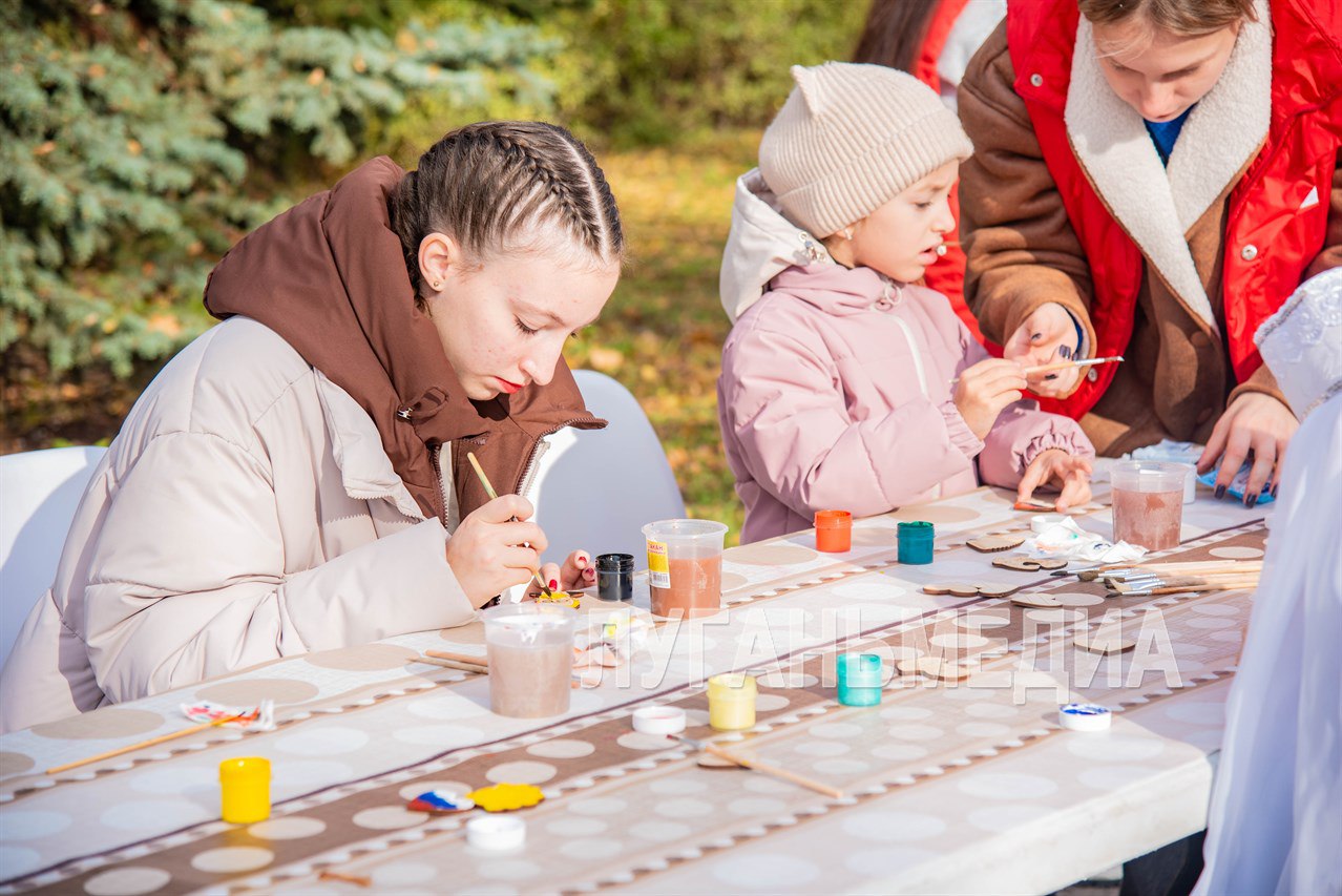 В луганском парке Горького прошли гуляния ко Дню народного единства В луганском парке Горького прошли гуляния ко Дню народного единства