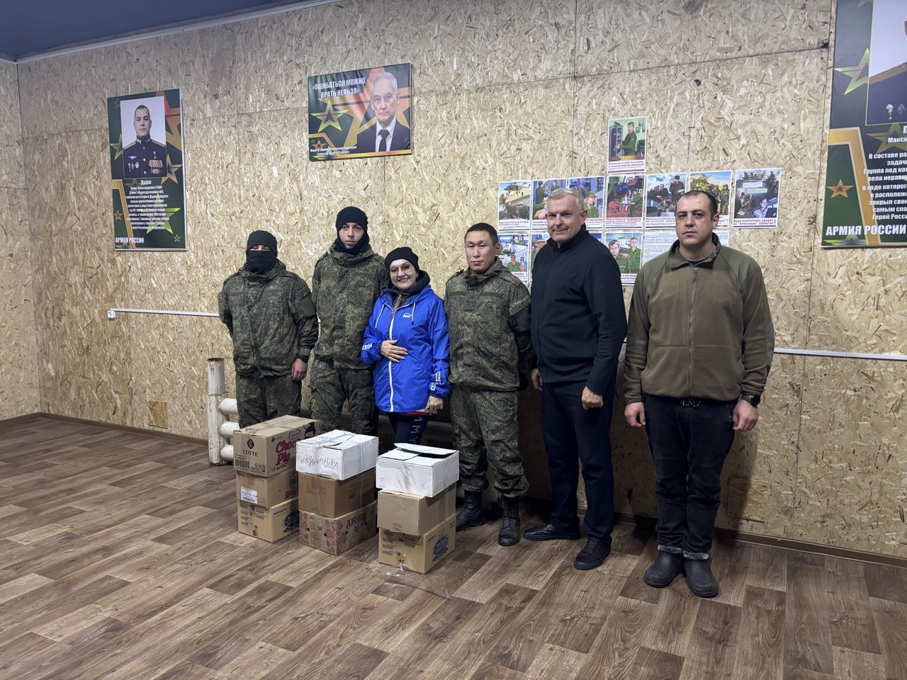 Краснодонские единороссы передали свежую выпечку военнослужащим ко Дню народного единства