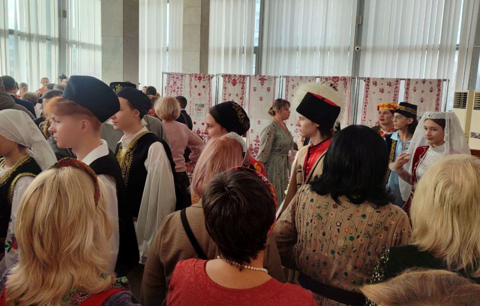 4 ноября в Луганском академическом русском драматическом театре имени П. Луспекаева прошло торжественное мероприятие "#Мывместе", посвященное Дню народного единства 4 ноября в Луганском академическом русском драматическом театре имени П. Луспекаева прошло торжественное мероприятие "#Мывместе", посвященное Дню народного единства