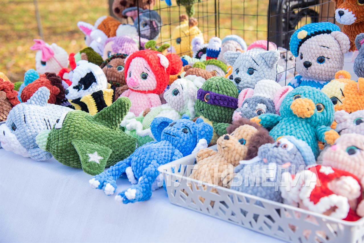 В луганском парке Горького прошли гуляния ко Дню народного единства В луганском парке Горького прошли гуляния ко Дню народного единства