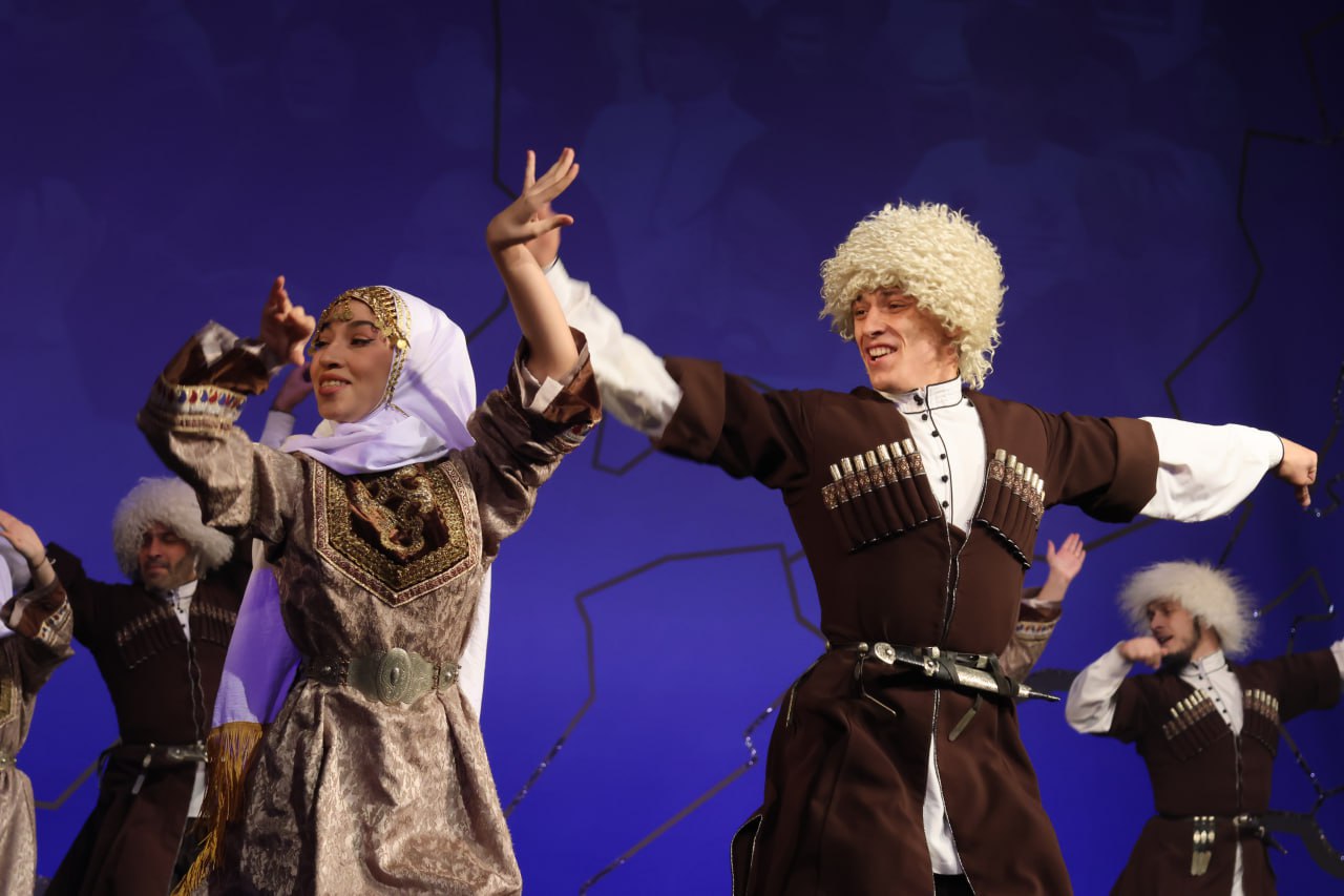 Сегодня в Луганском академическом русском драматическом театре им. П. Луспекаева состоялось масштабное праздничное мероприятие #МыВместе, посвященное Дню народного единства Сегодня в Луганском академическом русском драматическом театре им. П. Луспекаева состоялось масштабное праздничное мероприятие #МыВместе, посвященное Дню народного единства