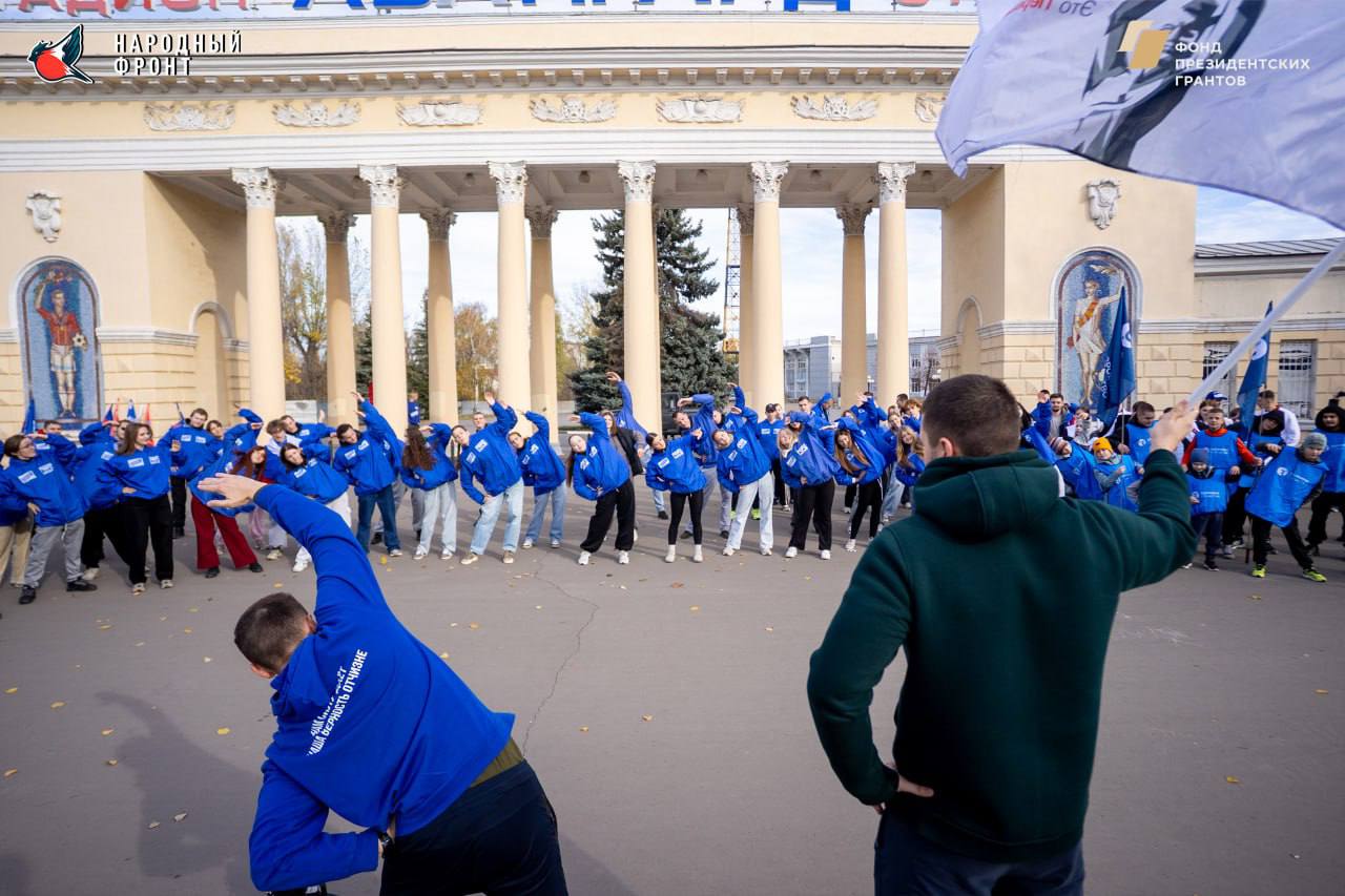 Со спортом дружим. В День народного единства молодёжка НФ присоединилась к традиционной "Русской пробежке" организованной Молодой Гвардией Единой России ЛНР Со спортом дружим. В День народного единства молодёжка НФ присоединилась к традиционной "Русской пробежке" организованной Молодой Гвардией Единой России ЛНР