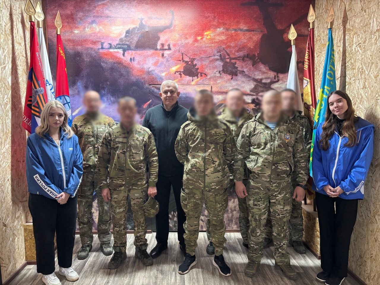 Краснодонские единороссы передали свежую выпечку военнослужащим ко Дню народного единства Краснодонские единороссы передали свежую выпечку военнослужащим ко Дню народного единства