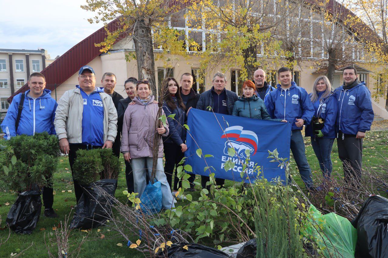 В Северодонецке ко Дню народного единства Дарья Лантратова и единороссы высадили "Аллею дружбы" и вручили паспорта детям В Северодонецке ко Дню народного единства Дарья Лантратова и единороссы высадили "Аллею дружбы" и вручили паспорта детям