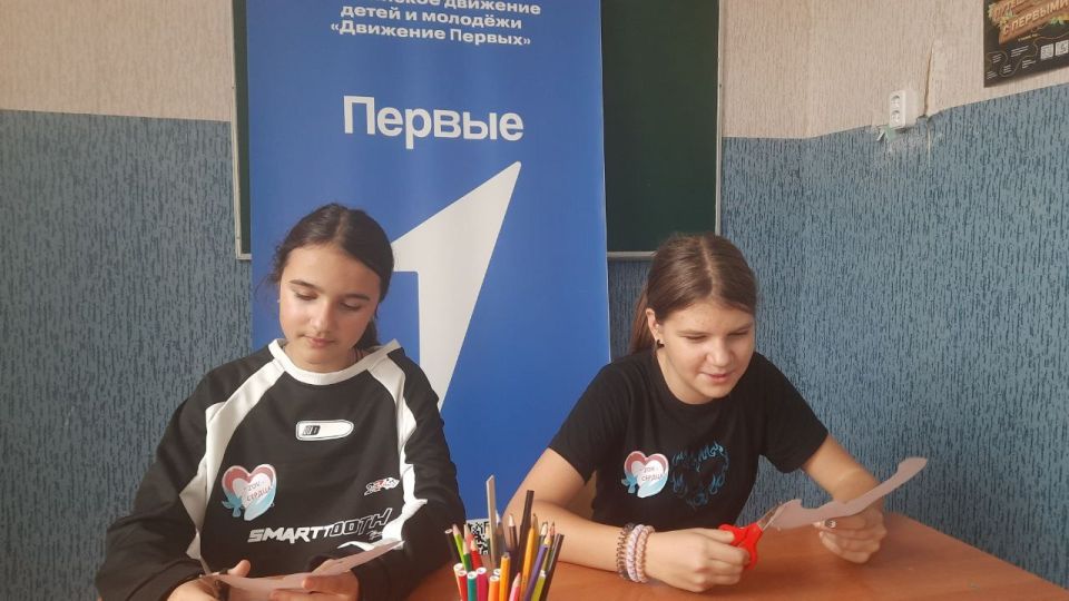 В преддверии Дня народного единства Первые ГБОУ ЛНР "Рубежанская ОШ № 3", совместно с представителями волонтерского отряда школы "ZOV-сердца", при содействии педагога-организатора и советника директора по воспитанию приняли... В преддверии Дня народного единства Первые ГБОУ ЛНР "Рубежанская ОШ № 3", совместно с представителями волонтерского отряда школы "ZOV-сердца", при содействии педагога-организатора и советника директора по воспитанию приняли...