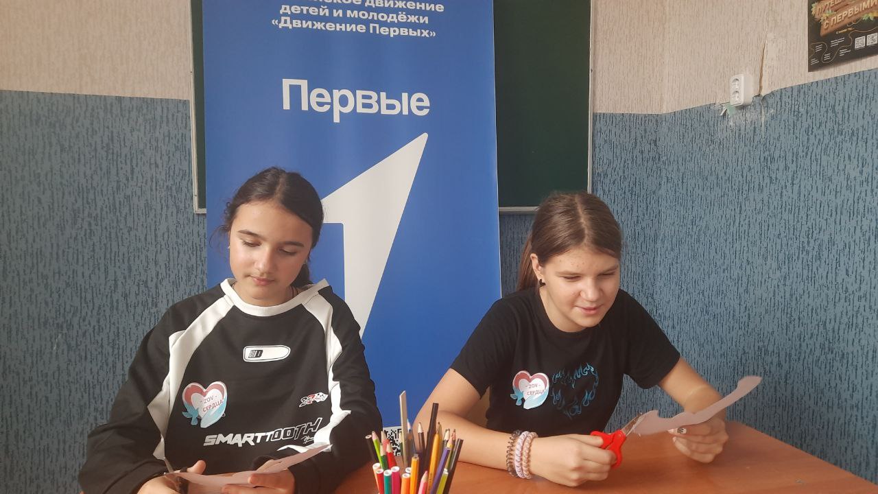 В преддверии Дня народного единства Первые ГБОУ ЛНР "Рубежанская ОШ № 3", совместно с представителями волонтерского отряда школы "ZOV-сердца", при содействии педагога-организатора и советника директора по воспитанию приняли... В преддверии Дня народного единства Первые ГБОУ ЛНР "Рубежанская ОШ № 3", совместно с представителями волонтерского отряда школы "ZOV-сердца", при содействии педагога-организатора и советника директора по воспитанию приняли...