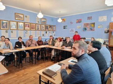 В Красном Луче в рамках партийного проекта Единой России "Крепкая семья" прошла "Классная встреча" с родительским сообществом Краснолучского учебно-воспитательного комплекса №6 «Созвездие»