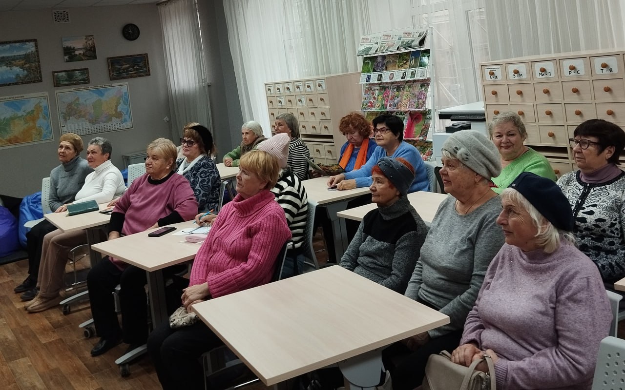 В Краснолучской библиотеке прошел информационный час «Единство в нас»