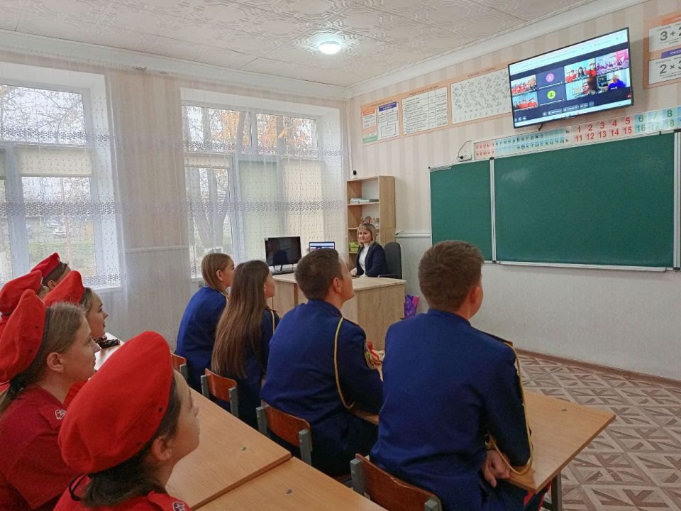 Сегодня учащиеся 7-Б, 11-А и 11-Б классов Ясеновской школы №2 им. Д.В. Лазутина приняли участие в телемосте с Бийским государственным колледжем, посвященном Дню народного единства Сегодня учащиеся 7-Б, 11-А и 11-Б классов Ясеновской школы №2 им. Д.В. Лазутина приняли участие в телемосте с Бийским государственным колледжем, посвященном Дню народного единства