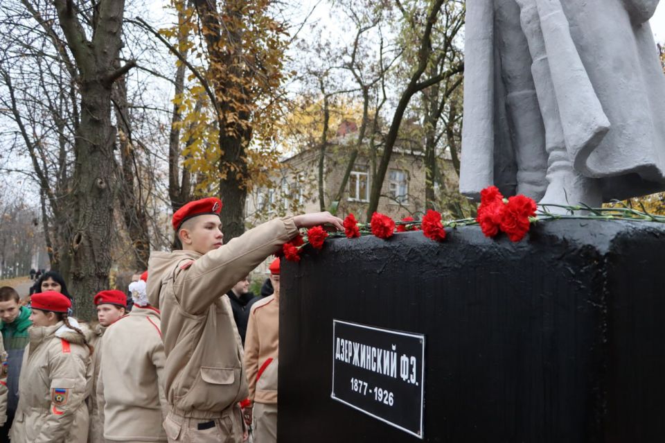 В Стаханове прошло мероприятие у памятника Феликсу Дзержинскому В Стаханове прошло мероприятие у памятника Феликсу Дзержинскому