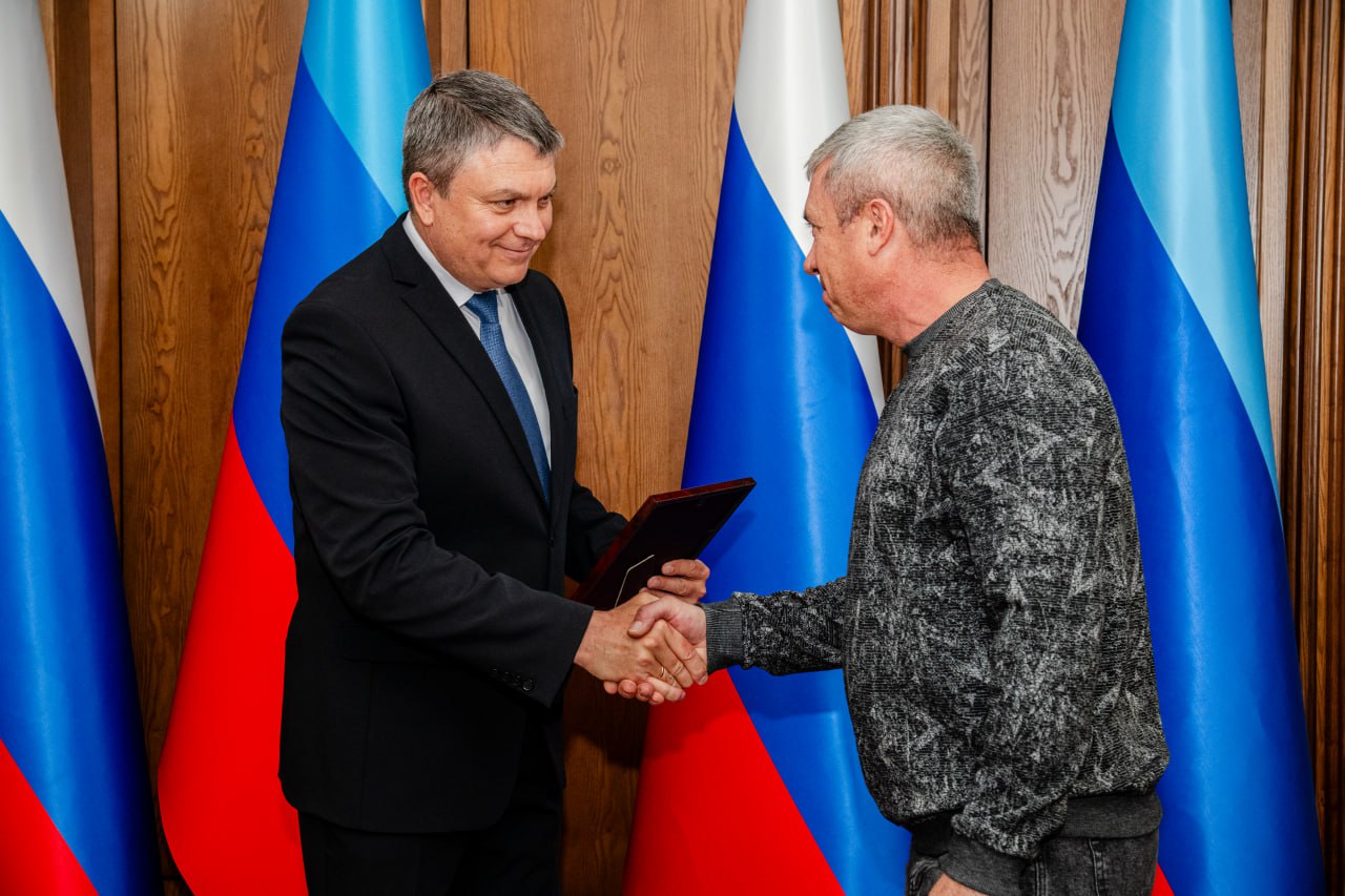 Леонид Пасечник: По поручению лидера нашего государства Владимира Владимировича Путина с особой гордостью передал заслуженные награды землякам Леонид Пасечник: По поручению лидера нашего государства Владимира Владимировича Путина с особой гордостью передал заслуженные награды землякам