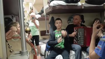 Артисты ансамбля "ЛОЖКАРИ", ДЕНЬ ЕДИНСТВА-отметили в поезде, Новороссийск-Пермь