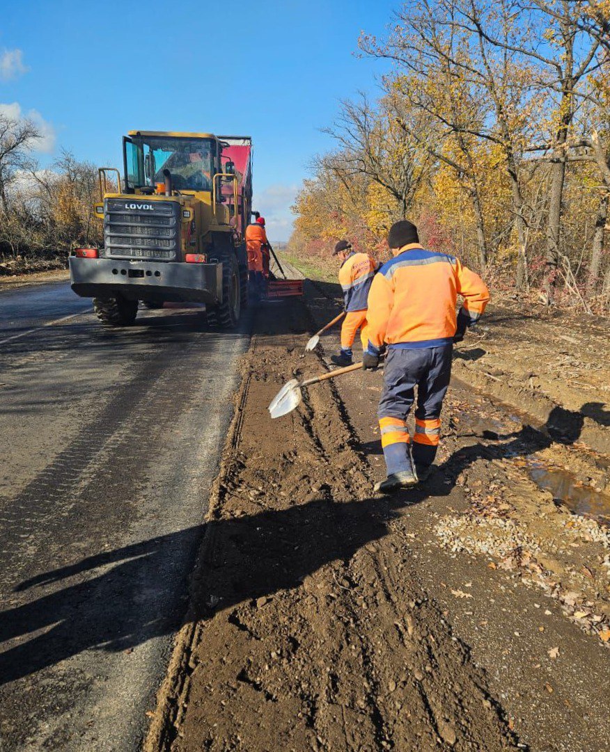На автодороге Желобок — Крымское — Пришиб установили новые дорожные знаки и выполнили работы по укреплению обочин На автодороге Желобок — Крымское — Пришиб установили новые дорожные знаки и выполнили работы по укреплению обочин