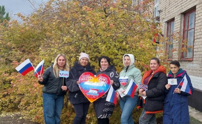 С 1 по 4 ноября во всех структурных подразделениях МБУ «Краснодонский городской Дворец культуры имени «Молодой гвардии» прошли масштабные акции и тематические мероприятия, посвящённые Дню народного единства