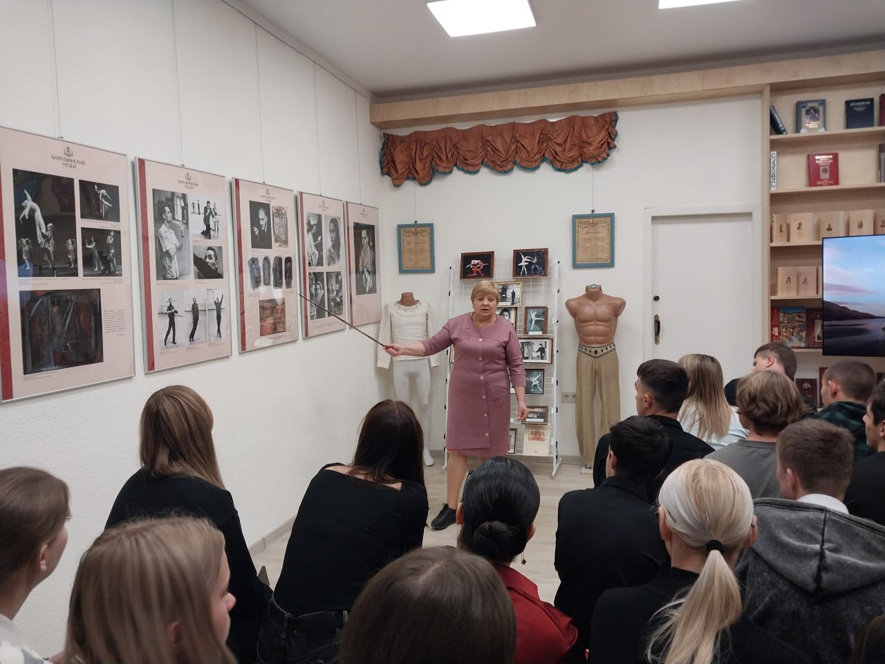 В Старобельском краеведческом музее торжественно открылась передвижная выставки театрального музея им. А. А. Бахрушина «Золотой век Юрия Григоровича» в рамках проекта «Наши традиции»