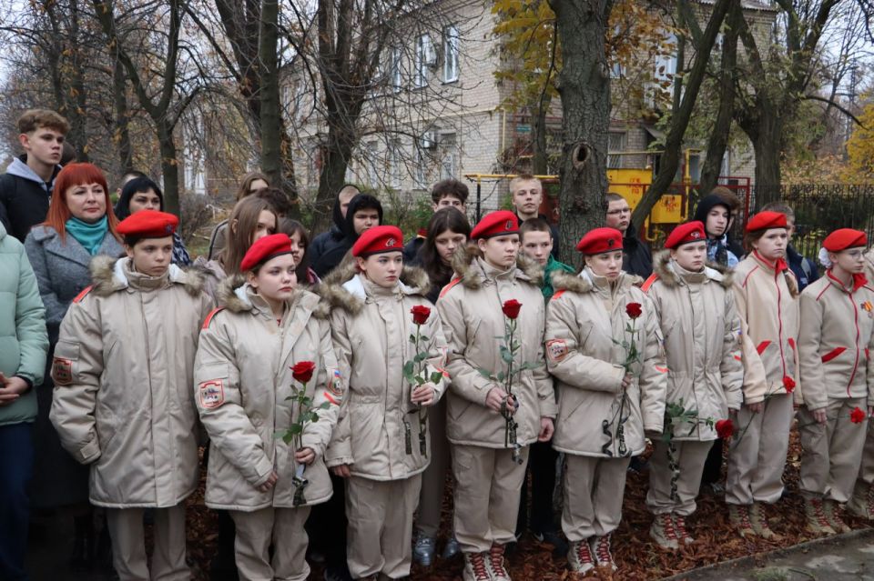 В Стаханове прошло мероприятие у памятника Феликсу Дзержинскому В Стаханове прошло мероприятие у памятника Феликсу Дзержинскому