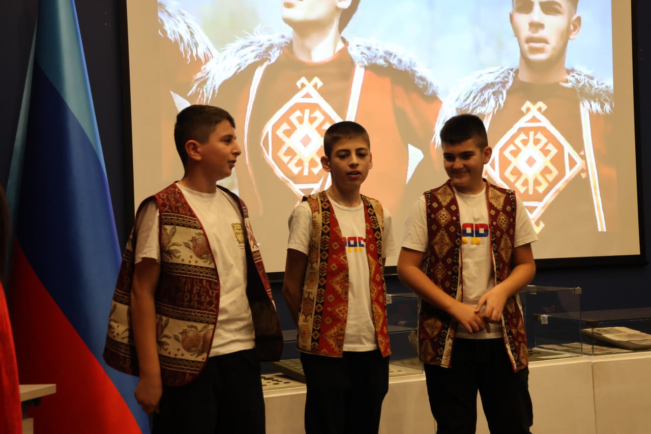 В Луганском краеведческом музее состоялось мероприятие «И только в единстве сила России» В Луганском краеведческом музее состоялось мероприятие «И только в единстве сила России»