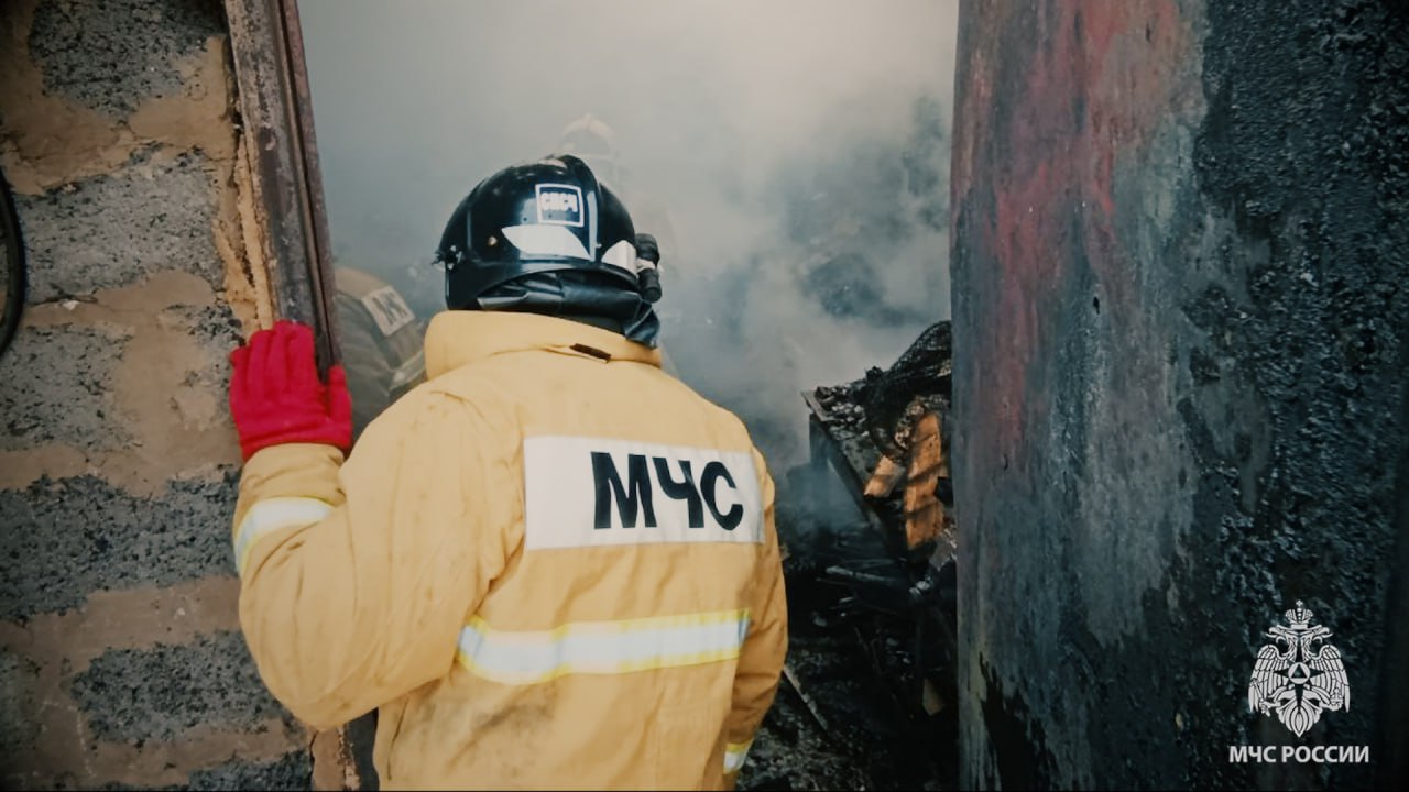 Сотрудники МЧС потушили две горящие постройки в Луганске Сотрудники МЧС потушили две горящие постройки в Луганске