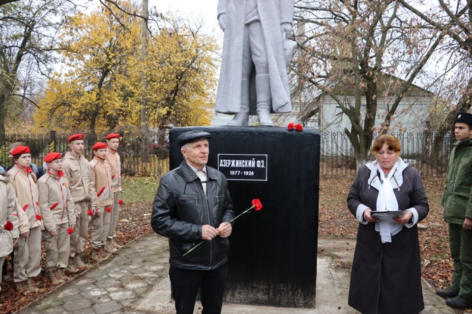В Стаханове прошло мероприятие у памятника Феликсу Дзержинскому В Стаханове прошло мероприятие у памятника Феликсу Дзержинскому